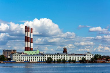 Saint Petersburg, Vasilievsky adasının eski sanayi bölgesinin deri çizgisinin manzarası.
