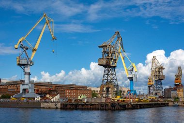 Saint Petersburg, Bolshaya Neva nehrinin ağzındaki sanayi bölgesi manzarası.