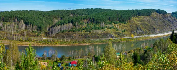 Kemerovo地区Gornaya Shoria的Mundybash村附近Kondoma河岸的铁路轨道 Kuzbass — 图库照片