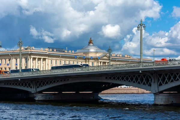 サンクトペテルブルク ネヴァ川を渡るBlagoveshensk橋 サンクトペテルブルクの独特の風景 — ストック写真