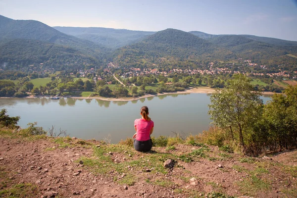 Mujer Disfrutando Vista Río Danubio Fotos de stock