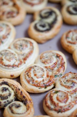 Ev yapımı taze cinnabon rulo