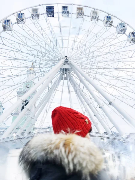 Pretty young woman in red hat. Winter city portrait — Stock Photo, Image