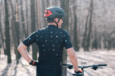 erkek atlet mountainbiker bir orman yolu boyunca bisiklet ile. Orman siste