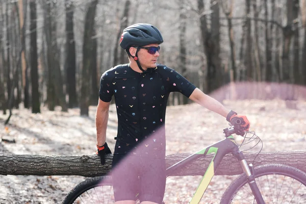 Männlicher Sportler Mountainbiker mit Fahrrad auf einem Waldweg. im Waldnebel — Stockfoto