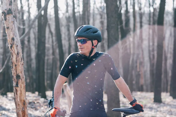 Ciclista de montaña atleta masculino con bicicleta a lo largo de un sendero forestal. en la niebla forestal —  Fotos de Stock