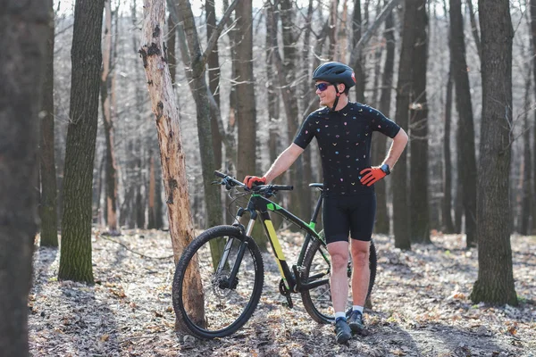 Männlicher Sportler Mountainbiker mit Fahrrad auf einem Waldweg. im Waldnebel — Stockfoto