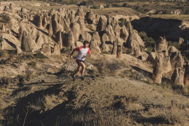 Ülke genelinde koşan spor koşucusu