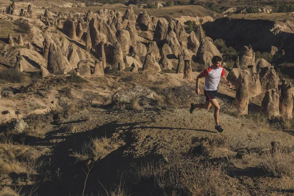 Deporte corriendo hombre en cross country trail run — Foto de Stock