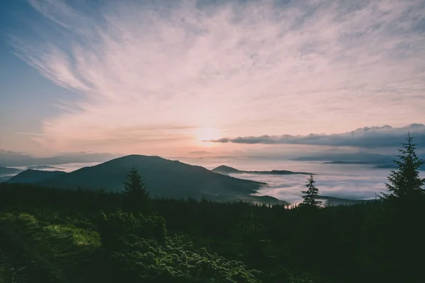 Panorama paysage de montagne au coucher du soleil — Photo