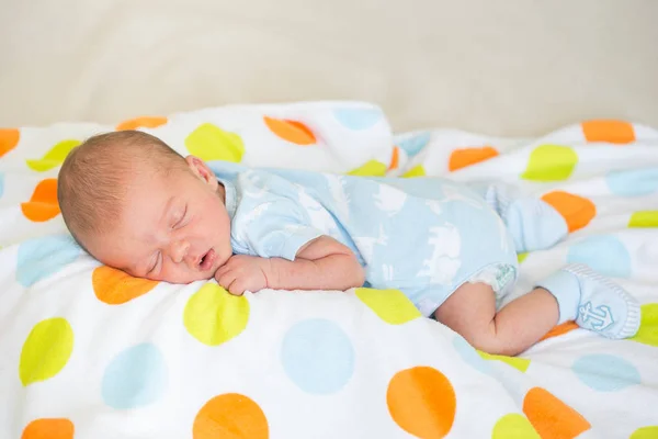 Schlafendes Neugeborenes — Stockfoto
