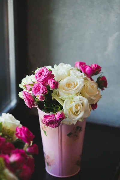 Blommor dekorera en vacker bröllop — Stockfoto