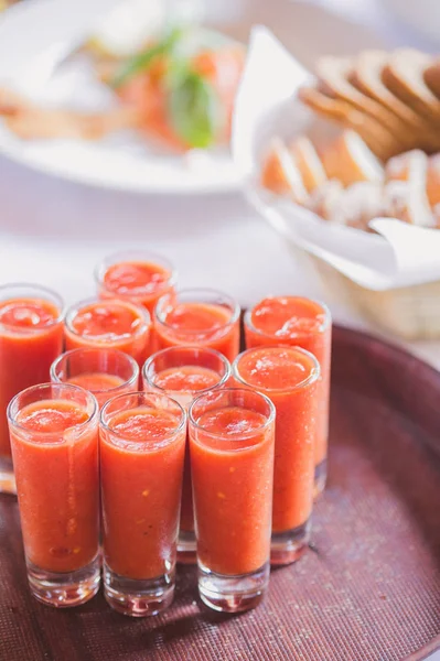Gaspacho - sopa de tomate frío en tazón de cristal —  Fotos de Stock