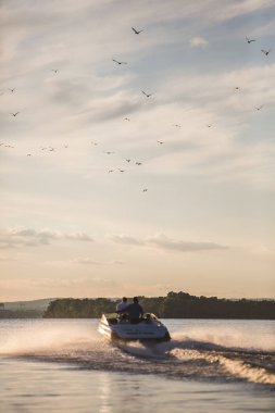 Gün batımında motorlu tekne. Balayı