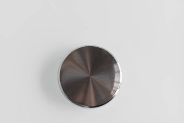 gümüş metal düğme