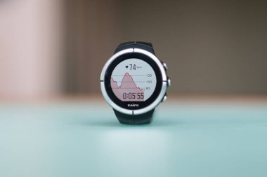 Spor akıllı saat giyen koşucu yakın çekim