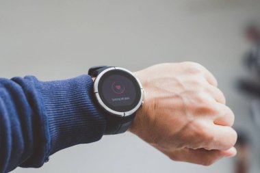 Koşucu akıllı saatte ilerlemeyi kontrol ediyor