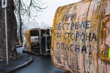 Kiev, Ukrayna - 05 Nisan 2014: şehrin harap merkezi, 2014 Ukrayna devriminden sonra Institutska sokak, Euromaidan Devrimi