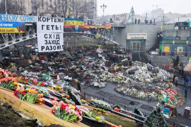 Kiev, Ukrayna - ö. 25 Ocak 2014: Kiev merkezi hükümet karşıtı kitlesel protestolar. Barikatlar çatışma bölgesinde hrushevskoho St.