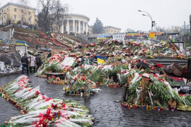 Kiev, Ukrayna - 05 Nisan 2014: şehrin harap merkezi, 2014 Ukrayna devriminden sonra Institutska sokak, Euromaidan Devrimi