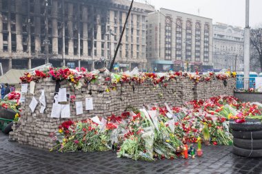 Kiev, Ukrayna - 05 Nisan 2014: şehrin harap merkezi, 2014 Ukrayna devriminden sonra Institutska sokak, Euromaidan Devrimi