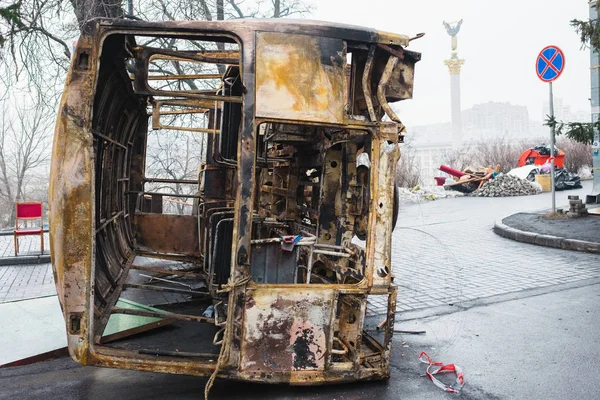 Kiev, Ucrania - 05 de abril 2014: el centro arruinado de la ciudad, la calle Institutska después de la revolución ucraniana de 2014, la Revolución Euromaidán —  Fotos de Stock