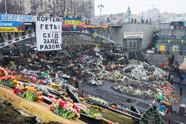 KIEV, UCRAINA - 25 gennaio 2014: proteste di massa contro il governo nel centro di Kiev. Barricate nella zona di conflitto su Hrushevskoho St . — Foto Stock