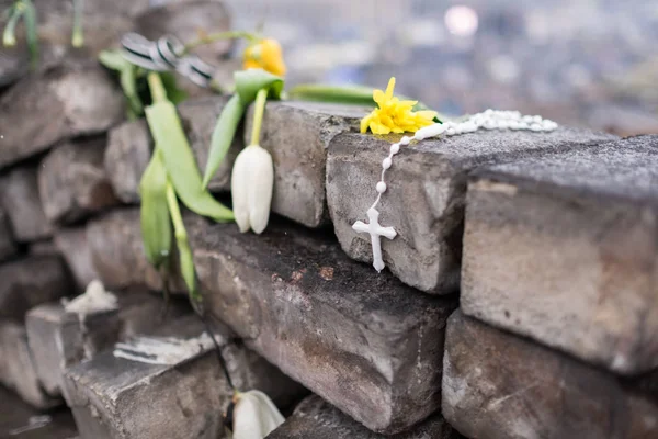 Kiev, Ucrânia - 05 de abril de 2014: o centro arruinado da cidade, a rua Institutska após a revolução ucraniana de 2014, a Revolução Euromaidan — Fotografia de Stock