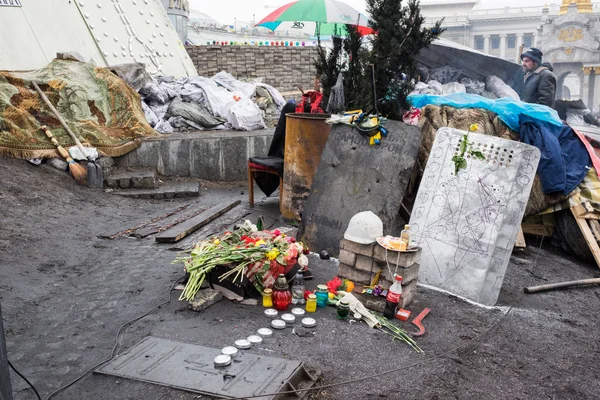 Kiev, Ucrânia - 05 de abril de 2014: o centro arruinado da cidade, a rua Institutska após a revolução ucraniana de 2014, a Revolução Euromaidan — Fotografia de Stock