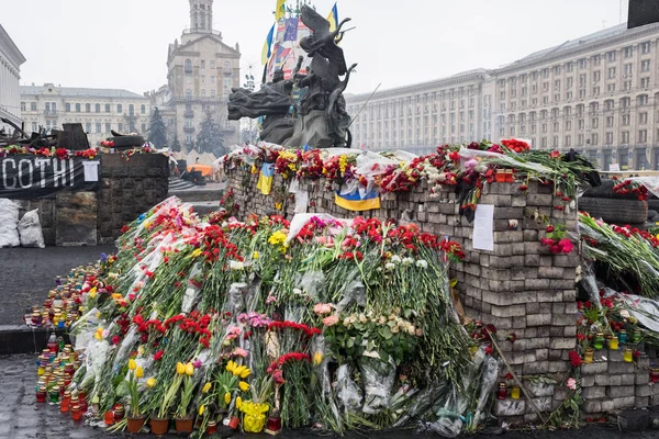 Kiev, Ucrania - 05 de abril 2014: el centro arruinado de la ciudad, la calle Institutska después de la revolución ucraniana de 2014, la Revolución Euromaidán —  Fotos de Stock