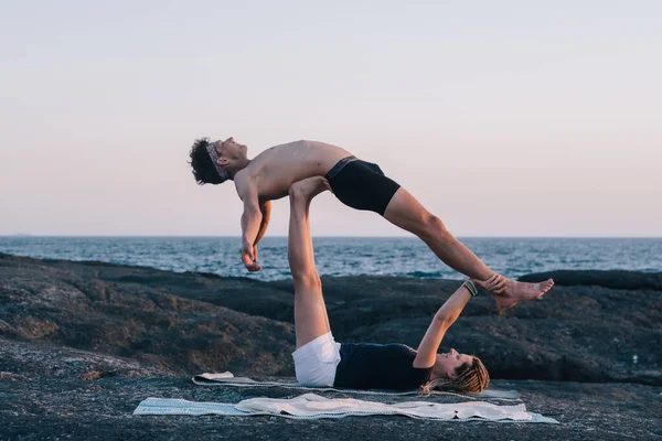 Paar macht Yoga-Übungen im Freien am Strand — Stockfoto