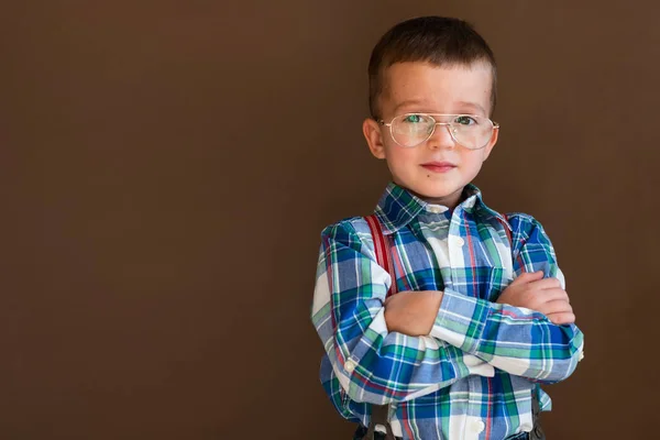 Porträt des smarten, stylischen kleinen Jungen — Stockfoto