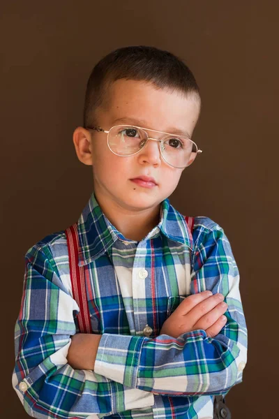 Porträt des smarten, stylischen kleinen Jungen — Stockfoto