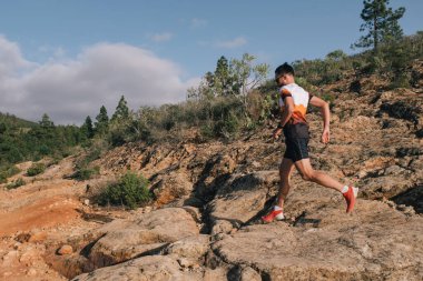 Ülke genelinde koşan spor koşucusu