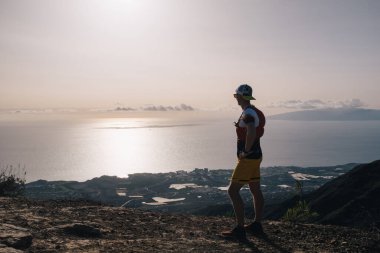 Zirvede duran mutlu bir yürüyüşçünün silueti.