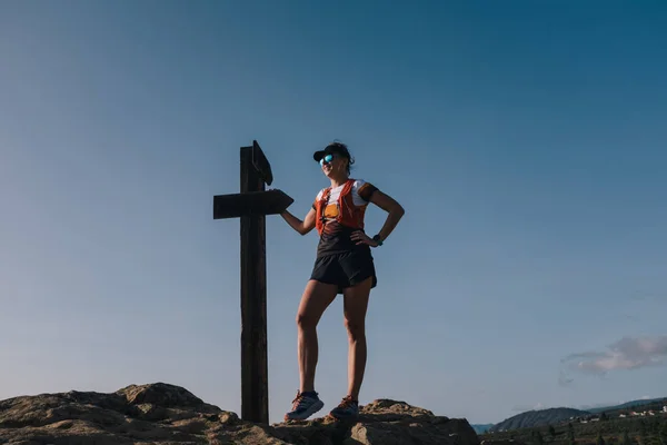 Uma mulher caminhante feliz em pé no topo — Fotografia de Stock