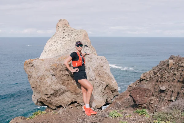 Γυναίκα τρέχει διασχίζουν τη χώρα σε ένα μονοπάτι στο ορεινό μονοπάτι στο Canary Island. Θέα στον ωκεανό — Φωτογραφία Αρχείου