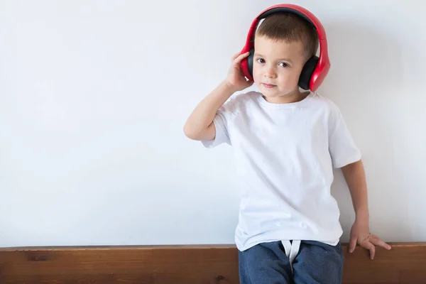 어린 소년 이 헤드폰으로 음악을 듣고 있다 — 스톡 사진