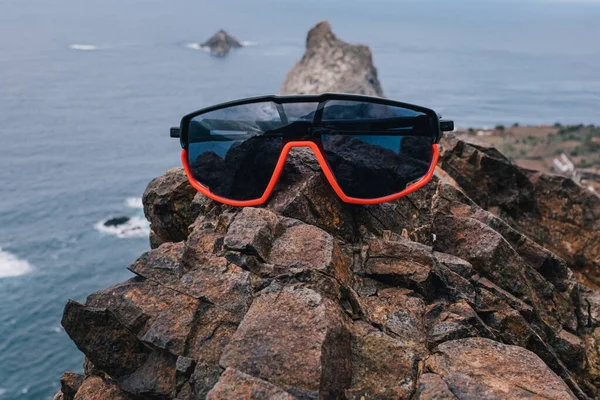 Montagna Correre Occhiali Sole Sul Fondo Vista Oceano Sentiero Isola — Foto Stock