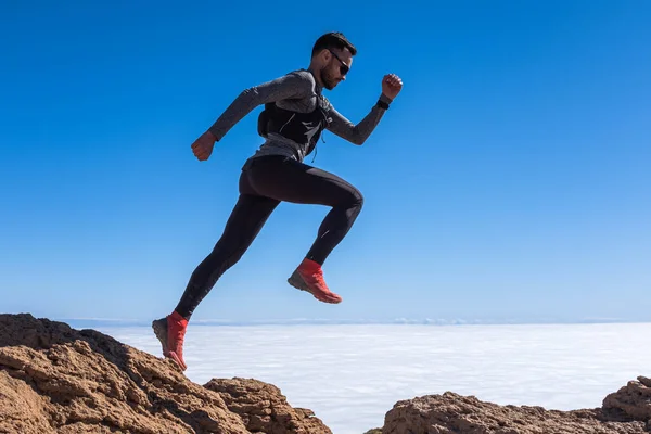 Man jump through the gap over the sky — Stock Photo, Image