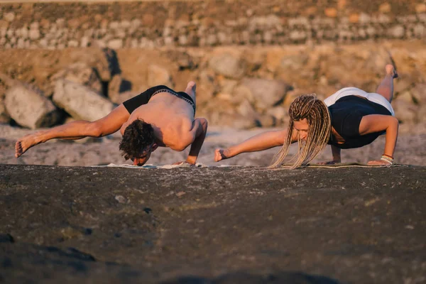 Fitness Sport Koncepcja Stylu Życia Para Uprawiająca Jogę Plaży Wyspa — Zdjęcie stockowe