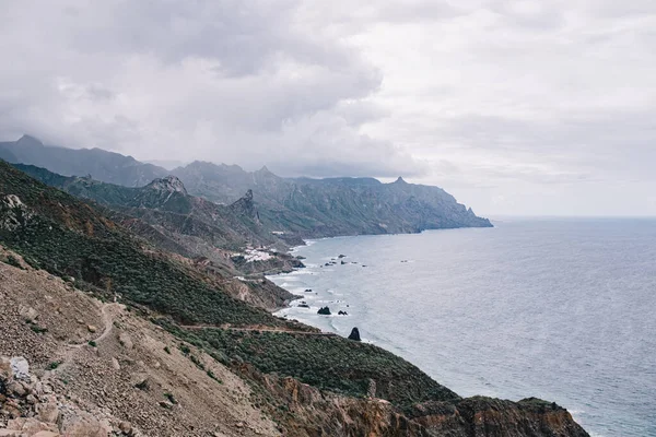 Luftaufnahme von Teneriffa mit Blick auf ein grünes Gebirgstal mit Meerblick — Stockfoto