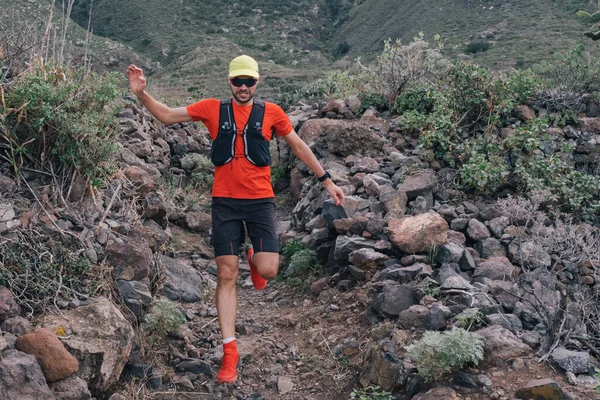 Sport running uomo in pista di fondo — Foto Stock