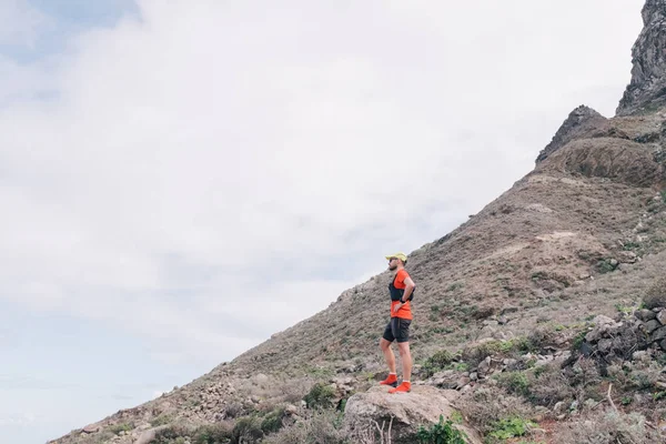 Esporte running man em cross country trail run — Fotografia de Stock