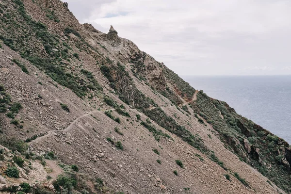 माउंटेन पथ टेनेरिफ पर पहाड़ी घाटी फेंकता है स्टॉक फ़ोटो