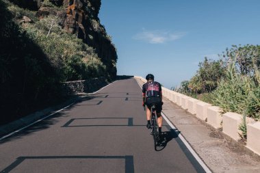 Dağ yolunda bir bisikletçi