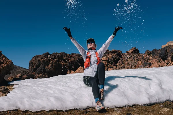 Glad ung vandrare kvinna njuta av snö i berget — Stockfoto