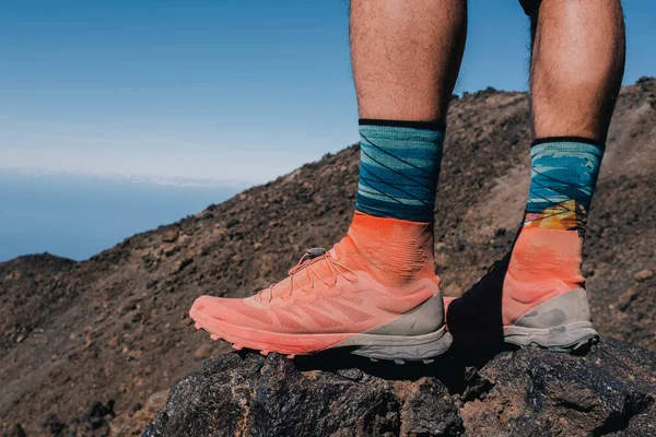 Başarılı koşucu yürüyüşçüsü dağın tepesindeki manzaranın tadını çıkar — Stok fotoğraf