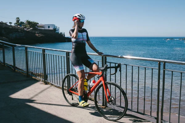 Retrato de uma jovem bela mulher sorridente ciclista em uma cidade de montanha — Fotografia de Stock