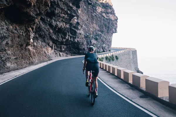 Un cycliste sur une route de montagne — Photo